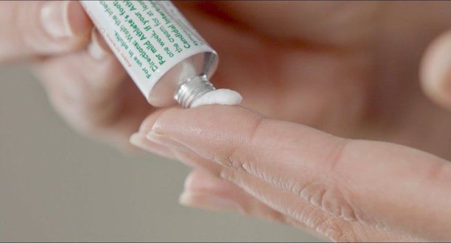 Không tự ý dùng thuốc mỡ steroid